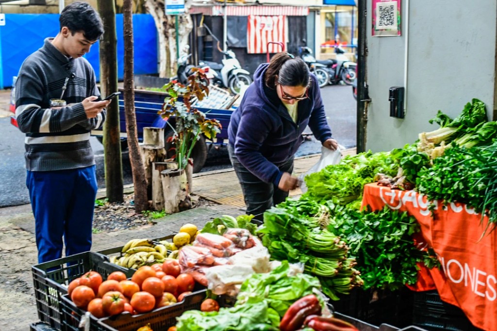 Ferias universitarias en la UNaM: productos frescos de la agricultura…