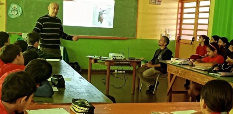 Posadas: 150 alumnos aprendieron a detectar criaderos de mosquitos en escuelas y hogares