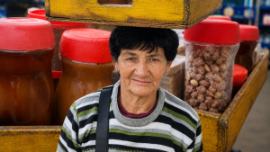 28 años vendiendo dulces artesanales en Encarnación: la historia de Reinalda, de Caacupé