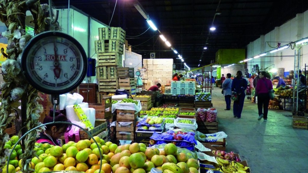 El consumo de frutas y verduras cayó hasta un 50% en varias provincias por la pérdida de poder adquisitivo