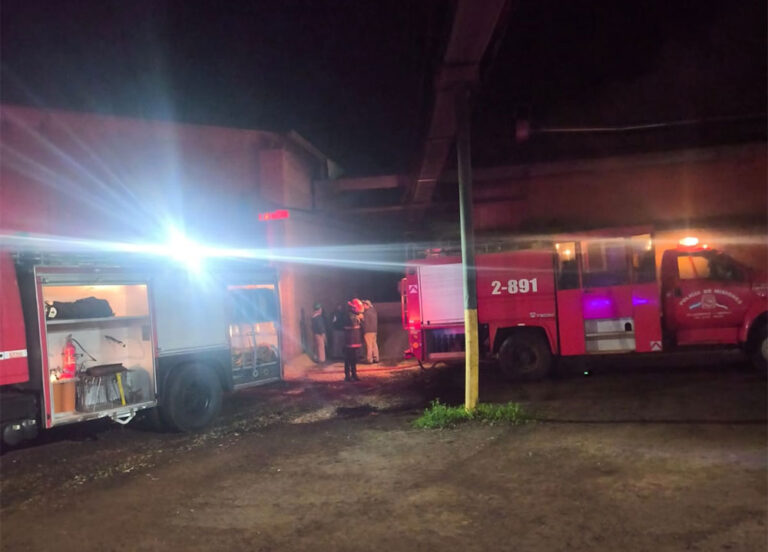 Una noche con tres incendios: el peor dejó dos casas destruidas y un herido en…