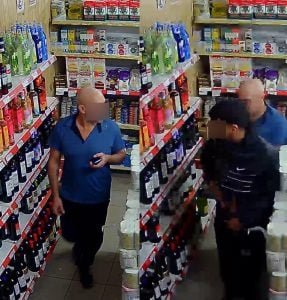 Mecheros roban botellas de fernet en supermercados de Posadas y ofrecen recompensa para identificarlos