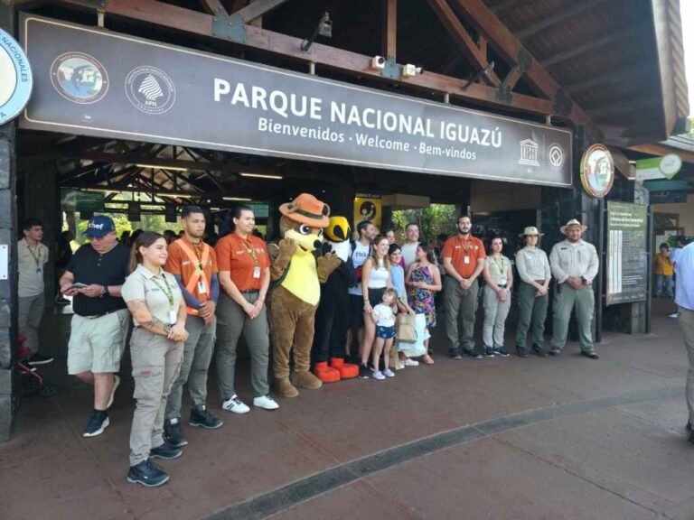 El Parque Nacional Iguazú alcanzó el millón de visitantes en 2026 con una familia de…
