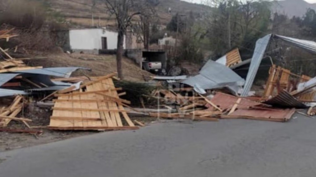 Un temporal con vientos de hasta 100 km/h causó destrozos…