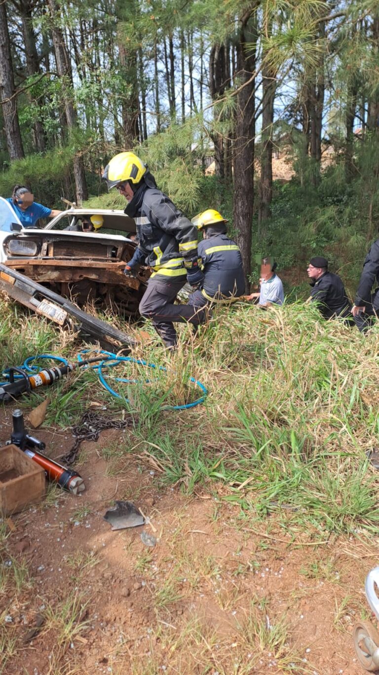 Choque frontal entre una camioneta y un auto dejó varios heridos en la ruta 103