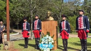 Misiones coloca un busto de Artigas en la Cruz de Santa Ana con un acto…