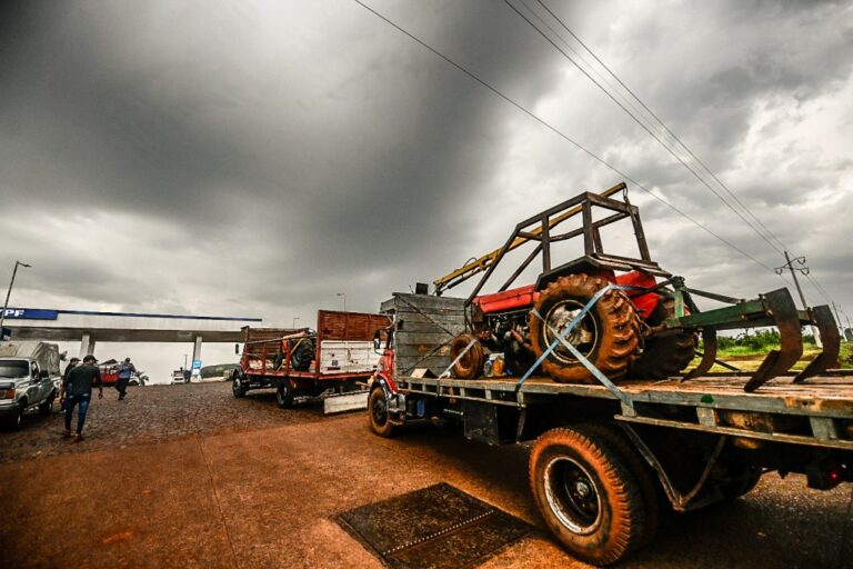 Tractorazo y caravana de tareferos hacia Puerto Iguazú en la visita de Milei a Misiones