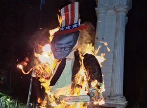 Protesta en Posadas con quema de muñeco en vísperas de la primera visita de Milei…