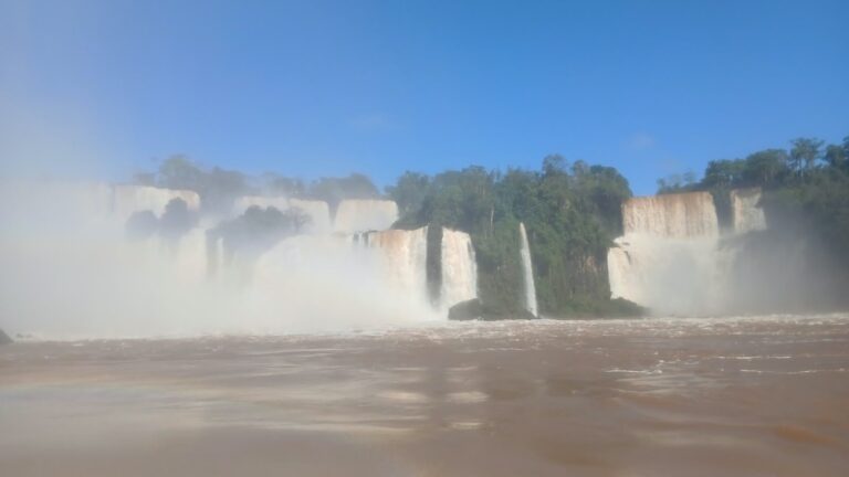El río Iguazú supera los 8.000 m³ por segundo y convierte a las Cataratas en…