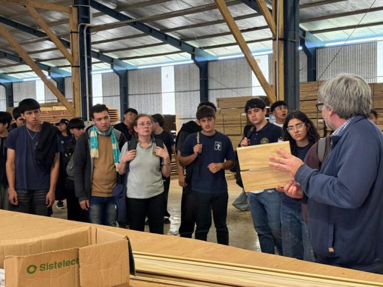 Más de 300 estudiantes secundarios conocieron empresas y proyectos tecnológicos del Parque Industrial de Posadas