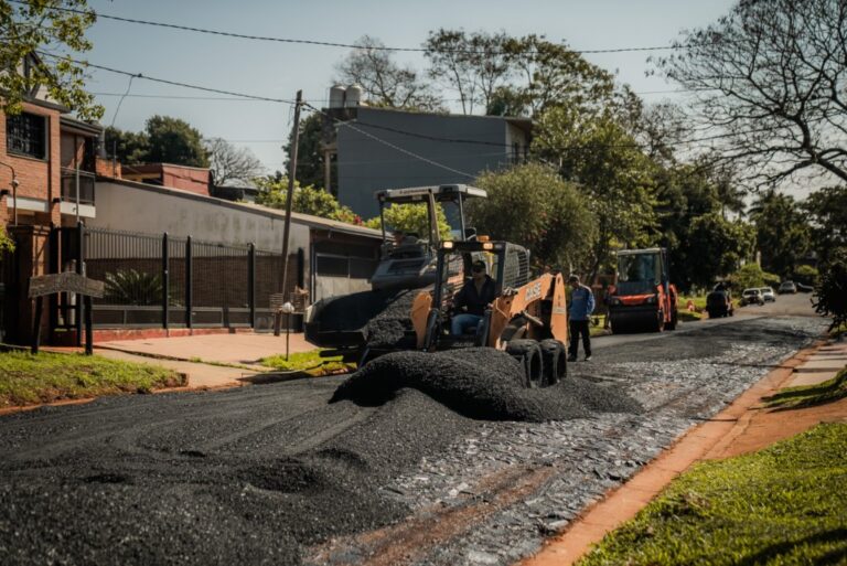 Avanzan obras de asfalto y drenaje en chacras de Posadas vinculadas al arroyo Itá