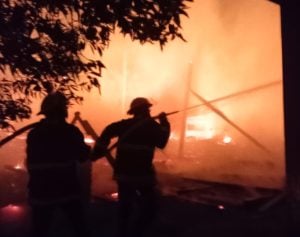 Un incendio destruyó por completo la ex Bailanta Tropical en Puerto Panambí e investigan posible…