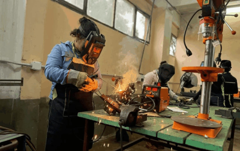 Misiones reduce impuestos para profesionales, turismo y construcción y facilita el registro de vehículos
