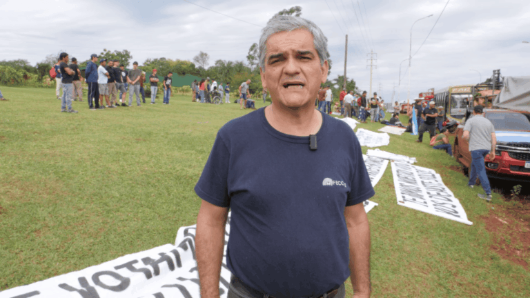 Tareferos y yerbateros marcharon a Puerto Iguazú para reclamarle al presidente Milei por la crisis…